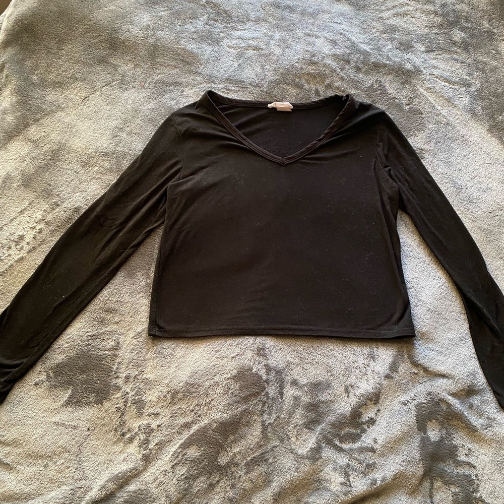 Cropped black vneck shirt